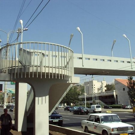 Sunny Apartment In The Center Yerevan Exterior photo